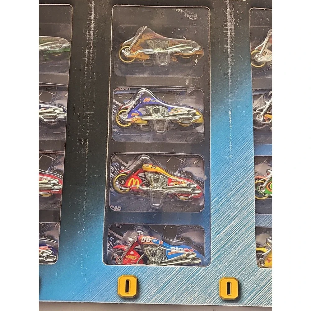 Hot Wheels Racing NASCAR 2000 Scorchin' Scooter Set Collector Series 16 Vehicles